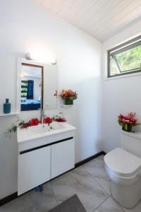 波拉波拉Matira Beach Raitea 1的白色的浴室设有卫生间和水槽。
