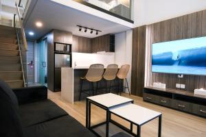 坎古Aster Apartment Bali的带沙发和电视的客厅
