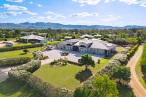 马奇Mudgee Guesthouse的享有带庭院的房屋的空中景致