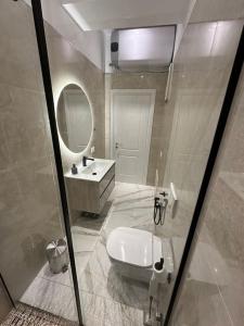 都拉斯Skyen Luxury Apartments的带浴缸、水槽和镜子的浴室