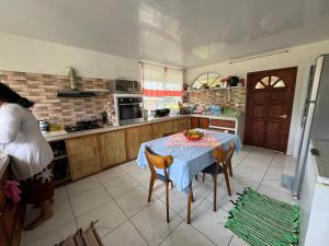土布艾岛Toamanahere Guesthouse的厨房配有一张桌子,上面放着一碗水果