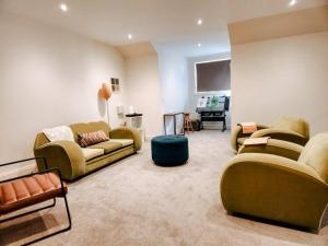 墨尔本Hillcrest Harmony: Luxury in Westmeadows 20% OFF的带沙发和平面电视的客厅