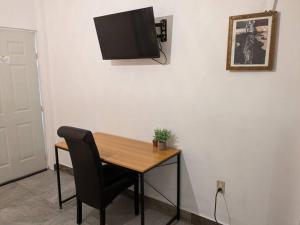 圣何塞德尔卡沃Estudio Bengala的桌子、椅子和墙上的电视