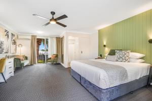 纽卡斯尔伊丽莎白汽车旅馆的一间卧室设有一张床和绿色的墙壁