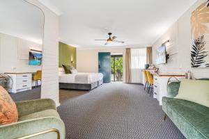 纽卡斯尔伊丽莎白汽车旅馆的酒店客房设有床和客厅。