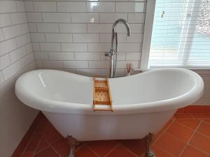 AwhituConnemara Country Lodge的浴室内设有带水龙头的白色浴缸