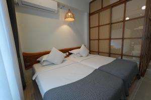 曼谷YOLO Bangkok Boutique Hotel的一间卧室设有一张床和一个窗口