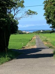 立山町Ao to Yuuhi - Vacation STAY 34462v的一条通往海洋的田野的道路