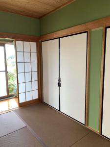 立山町Ao to Yuuhi - Vacation STAY 34462v的一间空房间,设有推拉门和窗户