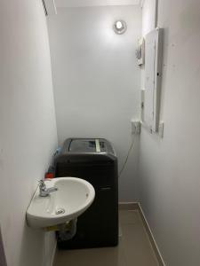 卡利Apartahotel APR的一间带水槽和垃圾桶的浴室