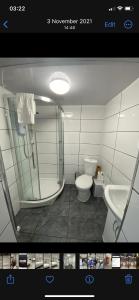 利兹St James Apartments的带淋浴、卫生间和盥洗盆的浴室