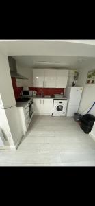 利兹St James Apartments的小厨房配有白色橱柜和炉灶。
