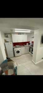 利兹St James Apartments的厨房配有白色橱柜和炉灶烤箱。