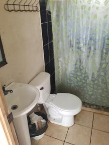 Barra de SantiagoCasa Jaragua的浴室配有白色卫生间和盥洗盆。