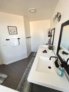 拉斯维加斯CasAHermosa Cozy getaway !的白色的浴室设有水槽和镜子