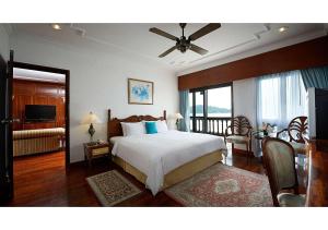 立咯海滩兰卡威成功度假村的一间卧室配有一张大床和电视