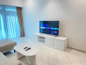 吉隆坡Eaton Residences at Leo的客厅配有大屏幕平面电视