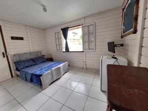 坎布里Canto Boreal - Suítes e Estúdios的一间卧室配有一张床和一台电视