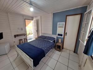 坎布里Canto Boreal - Suítes e Estúdios的一间卧室配有一张带蓝色棉被的床