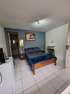 坎布里Canto Boreal - Suítes e Estúdios的一间设有一张蓝色墙壁床铺的卧室