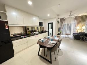 吉隆坡Eaton Residences at Leo的厨房以及带桌子的客厅。