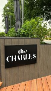 沃加沃加The Charles Boutique Hotel & Dining的围栏上的标志,带一把封闭伞