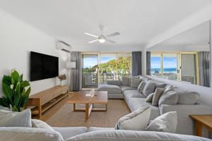 黄金海岸可兰宾海滩山脉公寓酒店的带沙发和电视的客厅