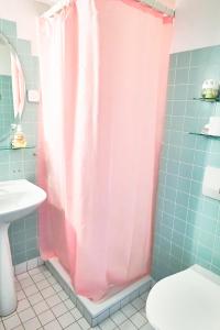 DärligenSweet Room by Interlaken的带淋浴和粉红色浴帘的浴室