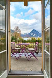 DärligenSweet Room by Interlaken的庭院配有桌椅,可眺望窗外