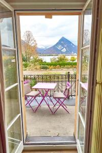 DärligenSweet Room by Interlaken的山景阳台上的桌椅
