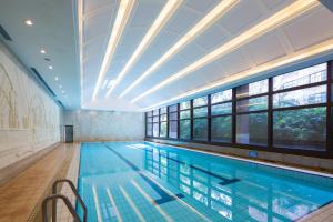 上海上海锦江饭店的大型游泳池设有大型天花板