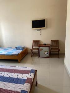 头顿Nhà Nghỉ 529的客房设有两张床和一台平面电视。