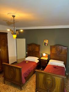 威尼斯Lions Venice Guest house的一间卧室配有两张床和吊灯。