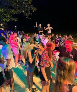 皮皮岛Blanco Beach Bar Hostel的一群人站在沙子里参加派对