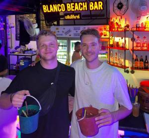 皮皮岛Blanco Beach Bar Hostel的两个男人站在酒吧里