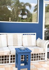 雅加达Kos Awany CoLiving的蓝色和白色的沙发以及蓝色的桌子