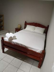南圣胡安Chale's House Hotel的一间卧室配有一张床,上面有两条毛巾
