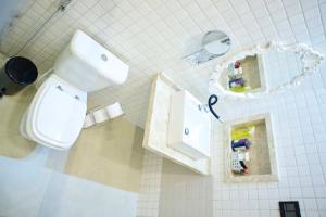 累西腓Sobrado Fundição的一间带卫生间和镜子的浴室