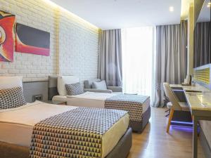 安塔利亚拉仁家庭Spa酒店 - 精品级的酒店客房,设有两张床和一张沙发