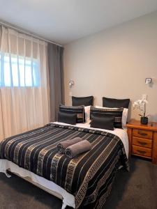 凯库拉柳岸汽车旅馆的一间卧室配有一张大床和两条毛巾