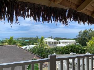 蓝海湾Le Clos des Bains Mauritius的从度假村的阳台上可欣赏到海景