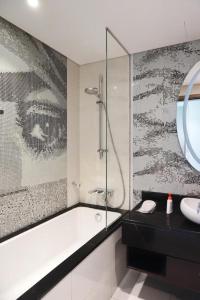 利雅德DAMAC Riyadh - Luxury Apartments的带浴缸和盥洗盆的浴室