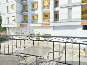安吉利斯瓦伦蒂诺斯酒店的阳台配有桌椅,与大楼相连