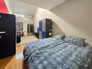 林肯港Port Lincoln Studio Apartments的一间带大床的卧室和一间客厅
