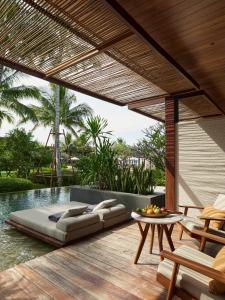 象岛The Retreat, Koh Chang的一个带床和桌子的庭院和一个游泳池
