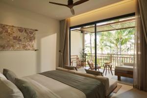 象岛The Retreat, Koh Chang的一间带两张床的卧室和一个阳台