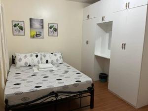 LoculanESTILO APARTMENT 2-storey的一间小卧室,卧室内配有一张床铺