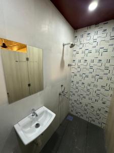 孟买ZEST STAYS - IIT的一间带水槽和淋浴的浴室