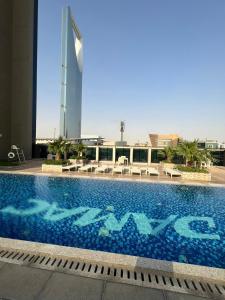 利雅德DAMAC Riyadh - Luxury Apartments的建筑物屋顶上的游泳池