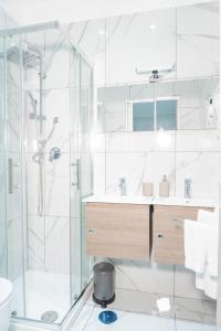 那不勒斯Hostel Partenope的带淋浴和盥洗盆的白色浴室
